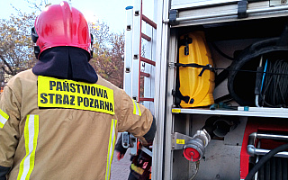 Pożar kamienicy w Bartoszycach. Dwóch mężczyzn trafiło do szpitala